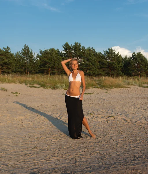 Wanita muda dengan baju renang seksi bersantai di pantai — Stok Foto