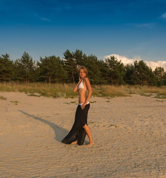 Genç kadın seksi mayo sahilde rahatlatıcı — Stok fotoğraf