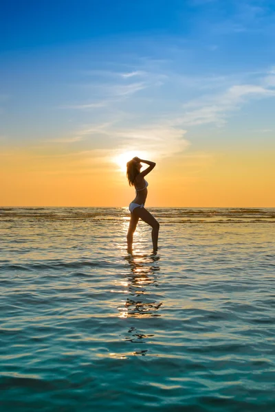 Frau im weißen Bikini posiert im Meer — Stockfoto