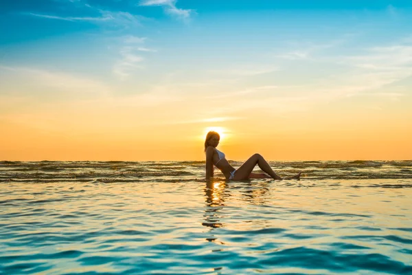 Kvinnan i vit bikini poserar i ett hav — Stockfoto