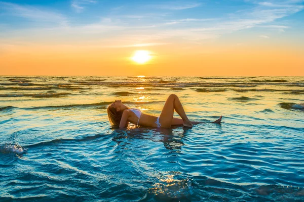 Kvinnan i vit bikini poserar i ett hav — Stockfoto