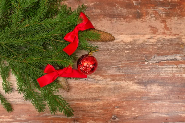 Weihnachtsbaum und Ball — Stockfoto