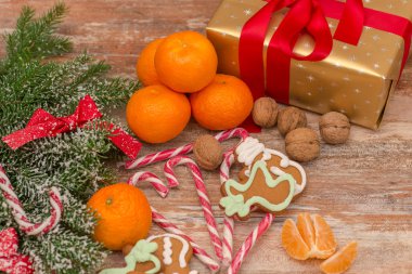 Mandalina, hediye kutusu ve şeker