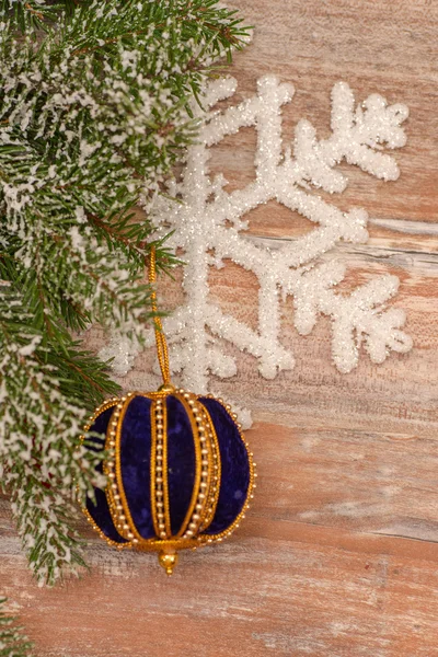 Albero di Natale innevato e palla — Foto Stock