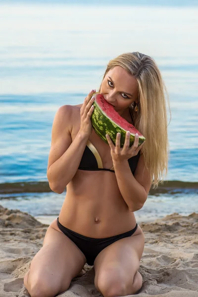 Glad tjej i svart bikini koppla av på sanden — Stockfoto