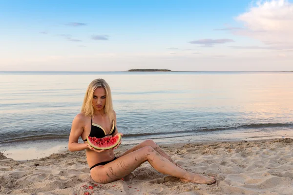 Boldog lány fekete bikini pihen a homok Jogdíjmentes Stock Fotók