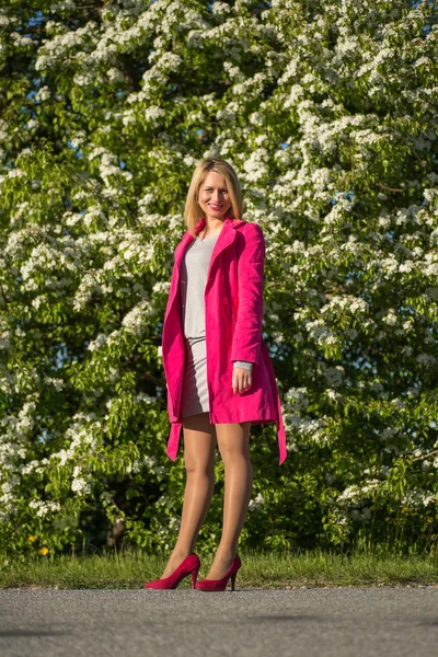 Ung vacker kvinna i en i blommande trädgårdar — Stockfoto