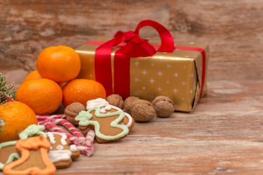 Mandalina, hediye kutusu ve şeker