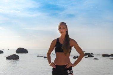 Sahilde poz spor kadın