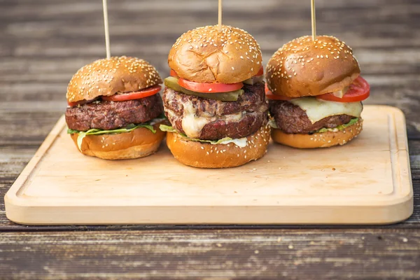 Läckra grillade hamburgare — Stockfoto