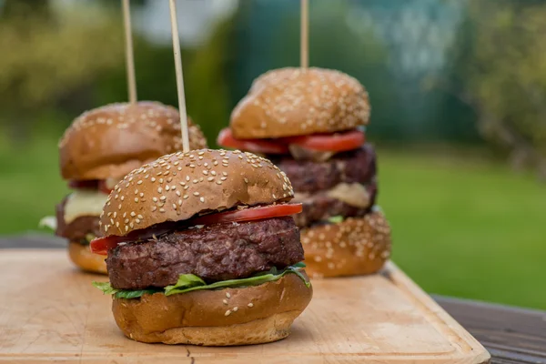 Läckra grillade hamburgare — Stockfoto