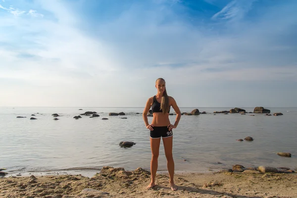 Sport woman posing on a beach — Stock Photo, Image