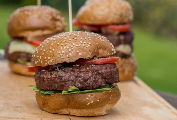 Sabrosa hamburguesa a la parrilla Fotos de stock libres de derechos
