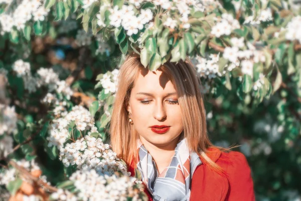 Mladá krásná žena v kvetoucí zahrady — Stock fotografie