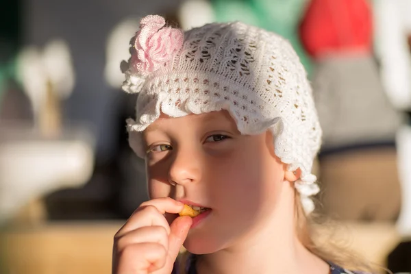 Glückliches kleines Mädchen isst Kartoffeln — Stockfoto