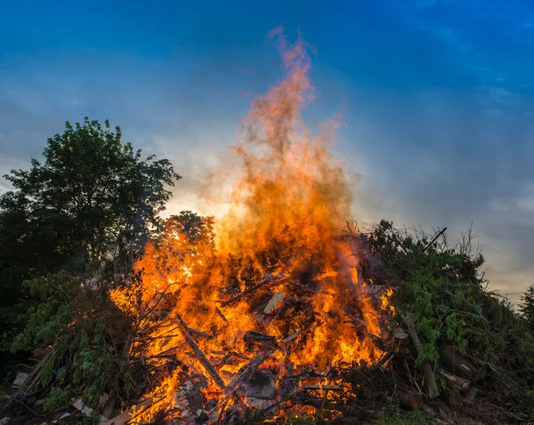 Grand feu de joie contre le ciel bleu — Photo