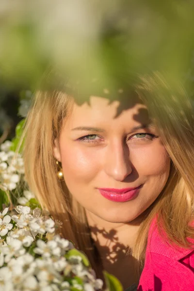 핑크 코트 피 정원에서 아름 다운 여자 — 스톡 사진