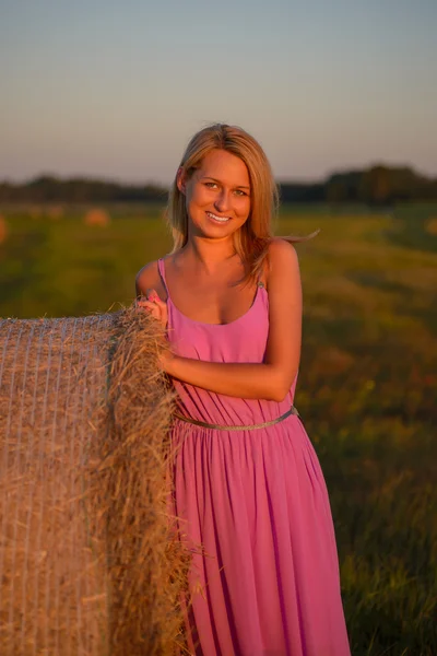 Mulher feliz com feno no campo de prados — Fotografia de Stock