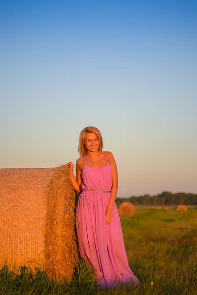Donna felice con fieno nel campo prato — Foto Stock