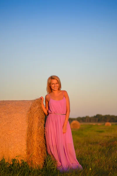 Mujer feliz con heno en el campo del prado — Foto de Stock