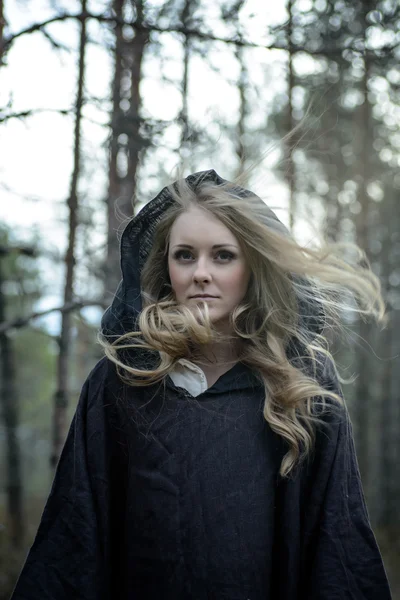 Mujer con en el bosque — Foto de Stock