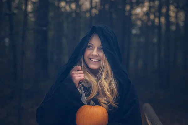 Mulher com abóbora na floresta — Fotografia de Stock