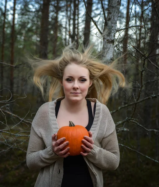 Жінка з гарбузом у лісі Стокова Картинка