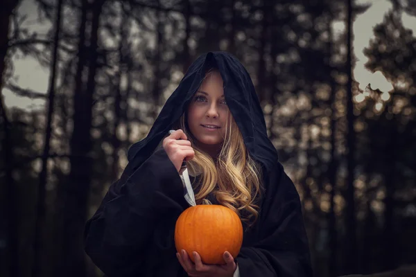 Mujer con calabaza en el bosque Imágenes de stock libres de derechos