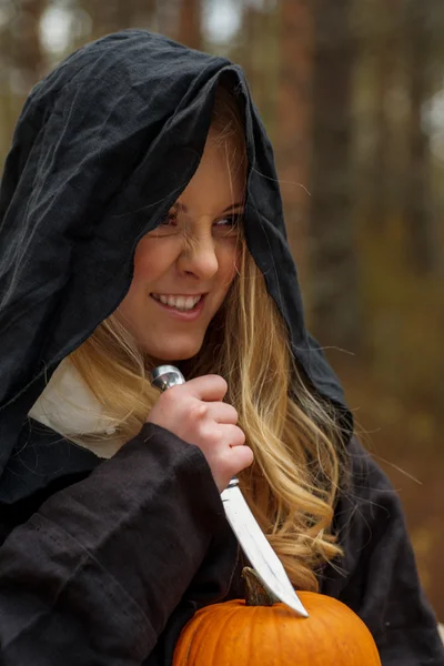 Frau mit Kürbis im Wald Stockfoto