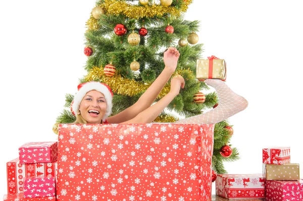 Schöne lächelnde Frau und der Weihnachtsbaum. — Stockfoto