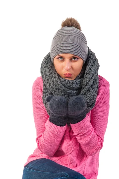 Schöne Frau in warmer Kleidung — Stockfoto