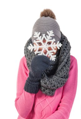 sıcak giysiler içinde güzel bir kadın