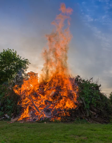 Api unggun di sebuah kamp di lingkungan alami — Stok Foto