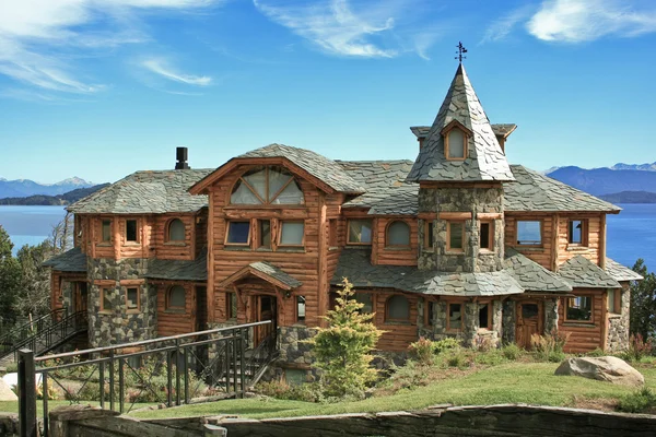 Una casa junto al lago Nahuel Huapi en Bariloche Imagen De Stock