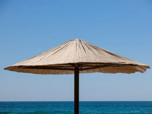 Single parasol made of straw — Stock Photo, Image