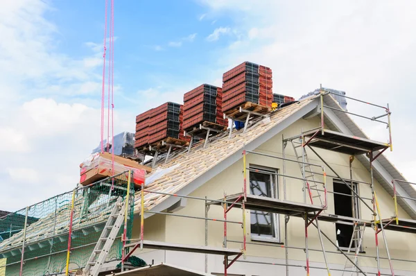 Housetop de novo edifício será coberto — Fotografia de Stock