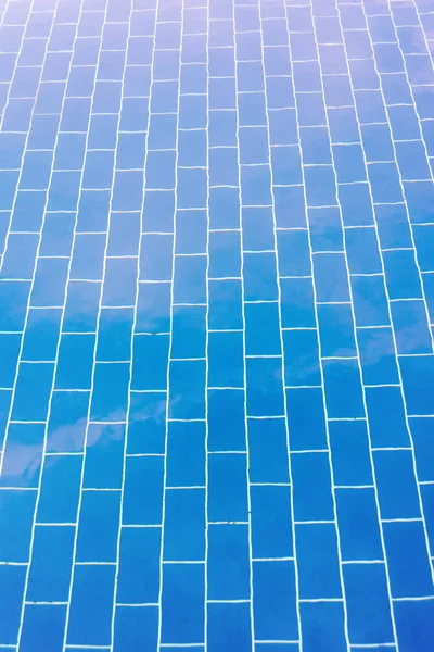 Piso azulejo azul de uma piscina sob água limpa — Fotografia de Stock