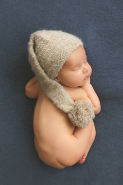    Mavi arka planda bir bebek