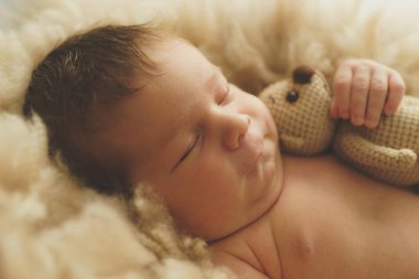    Bej arka plandaki bebek tatlı tatlı uyuyor.