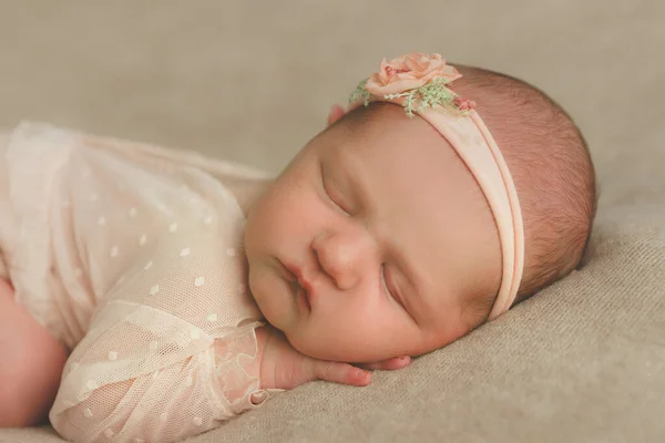 Yeni Doğmuş Bebek Tatlı Tatlı Uyuyor — Stok fotoğraf
