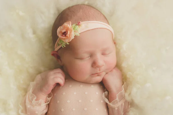 Новорожденная Малышка Сладко Спит — стоковое фото