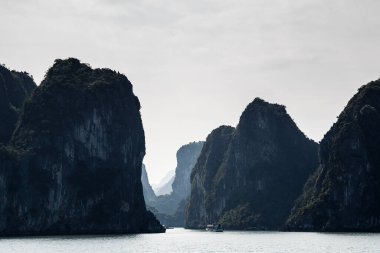 Halong Körfezi 'ndeki adalar, Kuzey Vietnam, yaz