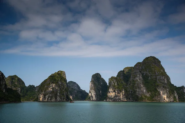 Halong Körfezi 'ndeki adalar, Kuzey Vietnam, yaz