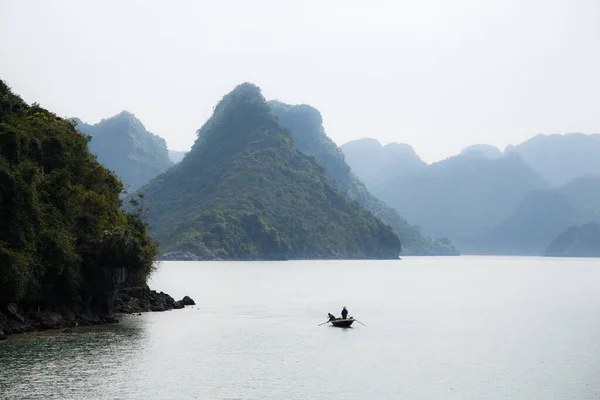 Halong Körfezi 'ndeki adalar, Kuzey Vietnam, yaz