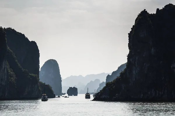 Halong Körfezi 'ndeki adalar, Kuzey Vietnam, yaz
