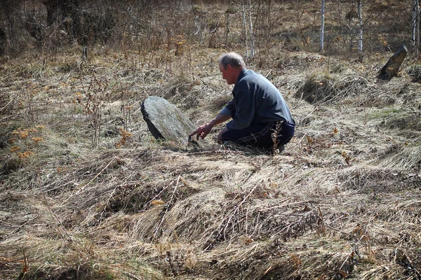 Lápida Con Inscripciones Árabes Antiguo Cementerio Musulmán Abandonado Encontrado Bosque Imagen de archivo