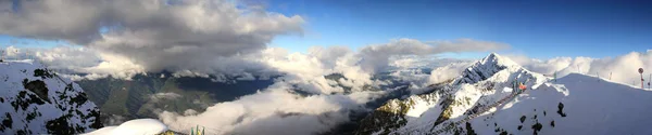 クラスナヤ ポリアナ ローザ クトール クラスノダール地方 ロシアの冬スポーツ リゾート村でコーカサス山脈の山ピーク — ストック写真