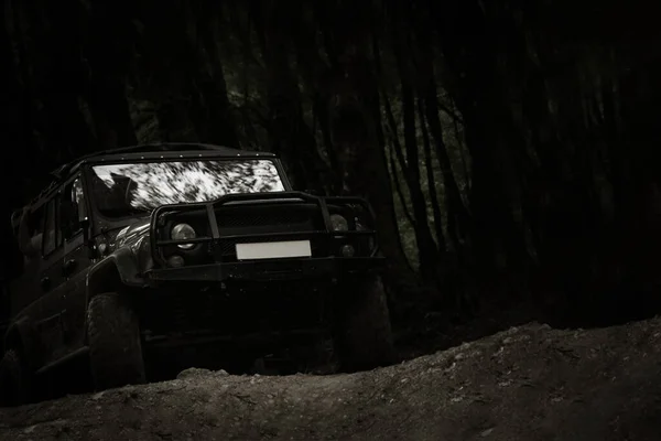 俄罗斯越野车在森林的一条肮脏的路上 — 图库照片