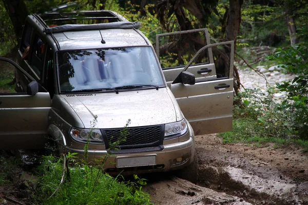 Coche Todoterreno Ruso Una Carretera Sucia Bosque —  Fotos de Stock