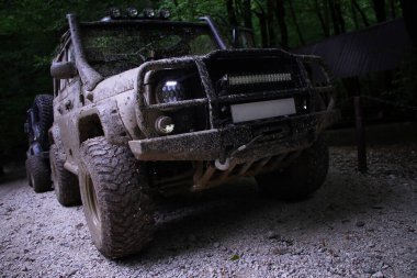 Ormanda kirli bir yolda Rus off-road arabası.